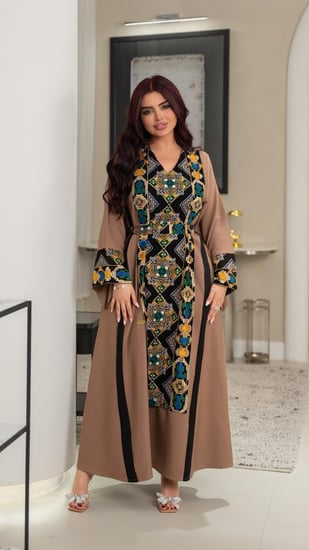 جلابية مطرزة بحزام على الخصر