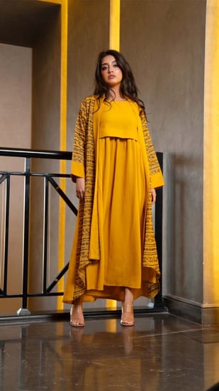 جلابية قطعتين مطرزة باسود