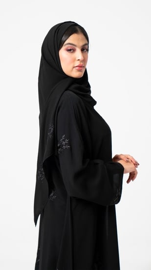عباية بتطريز ورد أسود