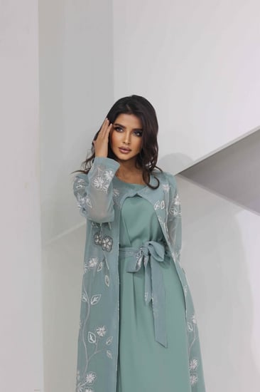 جلابية بلون تفاحي مطرزه بأبيض