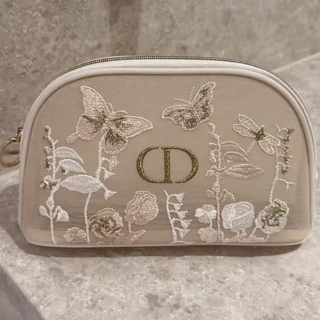 شنطة الربيع من ديور مع بوكسها