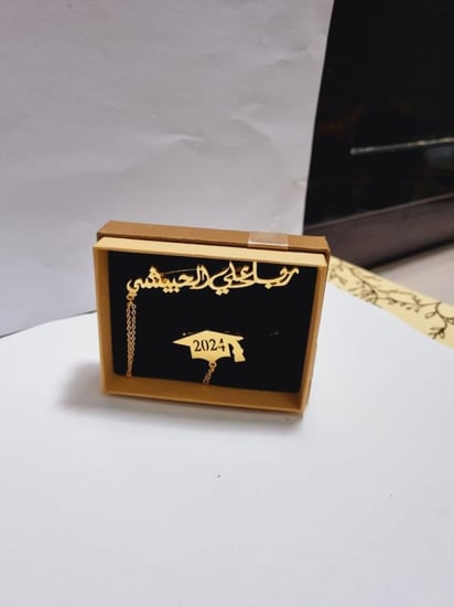 بروش تخرج بشكل انيق بالاسم والقبعه