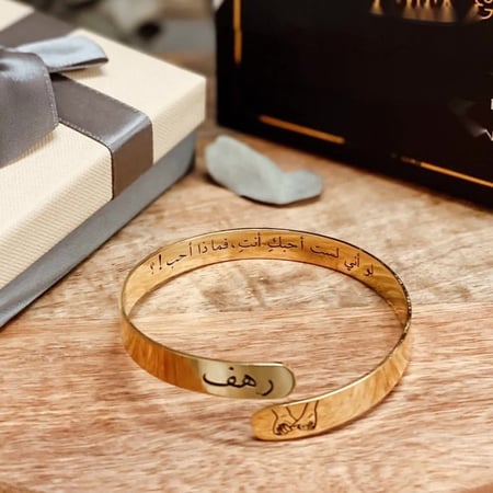 اسوارة رجالي بحفر ماسكين يد بعض - اساور مكتوب عليها اسماء - سوارات رج