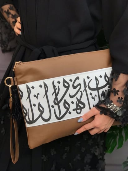 شنطة باوتش بالحروف العربيه متعددة الوان - باوتش - شنط باوتش