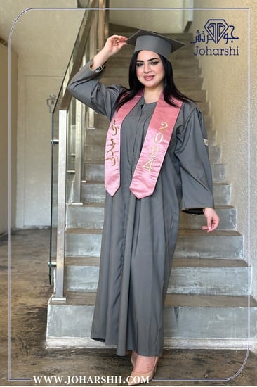 عباية تخرج رمادي غامق مع وشاح التخرج للبنات وردي