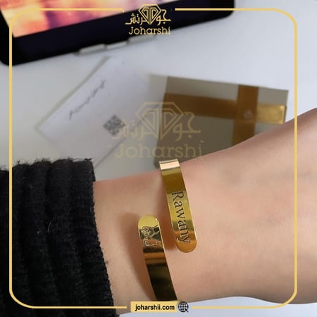 اسوارة نسائية رسمه يد متشابكه مع بعض - اساور مكتوب عليها اسماء - سوارا