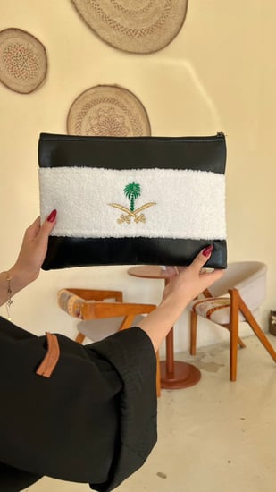 شنط باوتش يد بشعار سيفين ونخله ملون