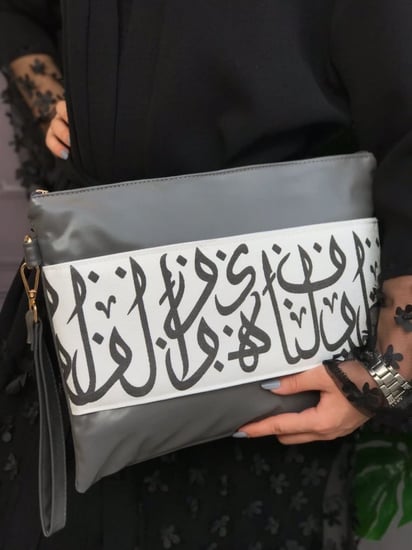 شنطة باوتش بالحروف العربيه متعددة الوان - باوتش - شنط باوتش