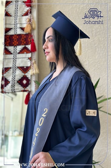 عباية تخرج كحلي مع وشاح تخرج بالاسم تطريز رمادي - روب تخرج كحلي وذهبي