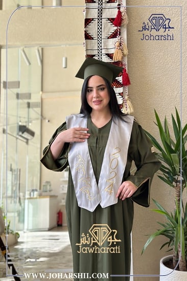 عباية تخرج زيتي مع وشاح التخرج للبنات ابيض - عبايات تخرج فخمه 2024