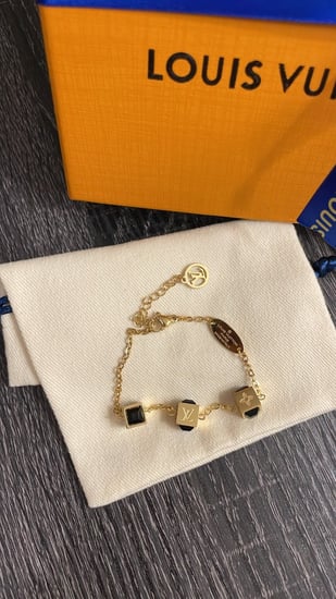 سوارة LV ذهبي اسود من اعمال لويس فيتون الجذابة والانيقة