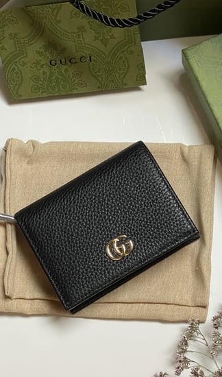 محفظة قوتشي اسود نسائية