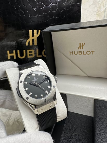 ساعة هوبلت اسود نسائية