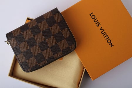 محفظة لويس فيتون بني