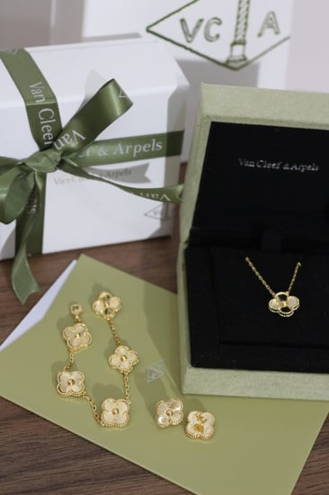 طقم فان كليف قولد من متجر الاناقة