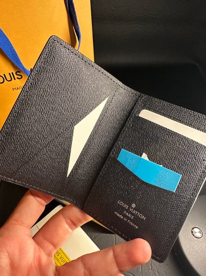 محفظة لويس مخطط