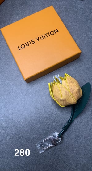 ميداليًة وردة لويس صفراء