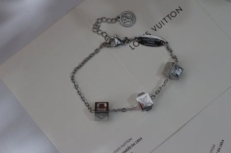 اسوارة لويس فيتون الاصليه - اسوارة lv سلفر بفصوص سلفر