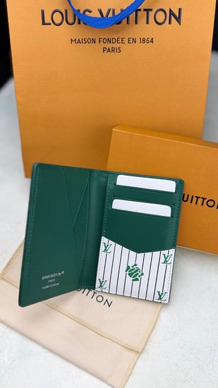 محافظ أنيقة من LV بتصميم جلد محبب
