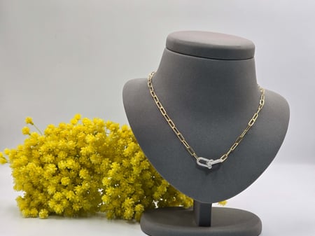 عقد + أسوارة