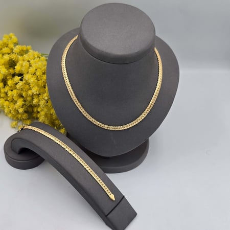 عقد + أسوارة