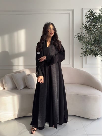 عباية قماش كريب مع تدخيلات قماش لمعه شامل الطرحه لون اسود من مايرس MYR