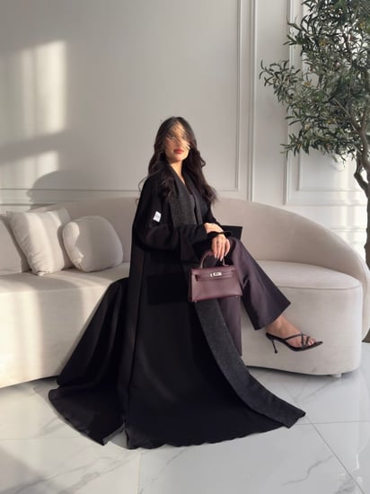 عباية قماش كريب مع تدخيلات قماش لمعه شامل الطرحه لون اسود من مايرس MYR