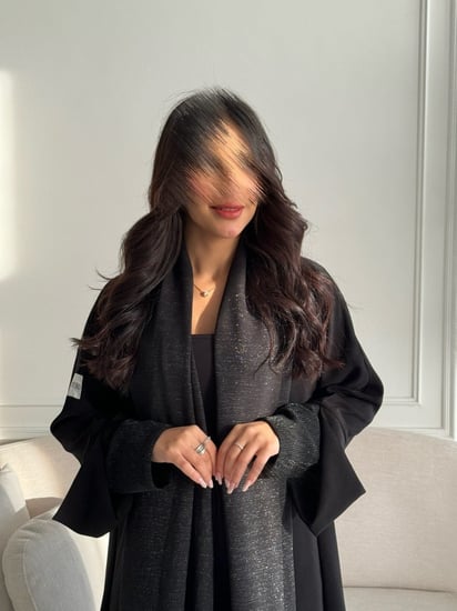 عباية قماش كريب مع تدخيلات قماش لمعه شامل الطرحه لون اسود من مايرس MYR