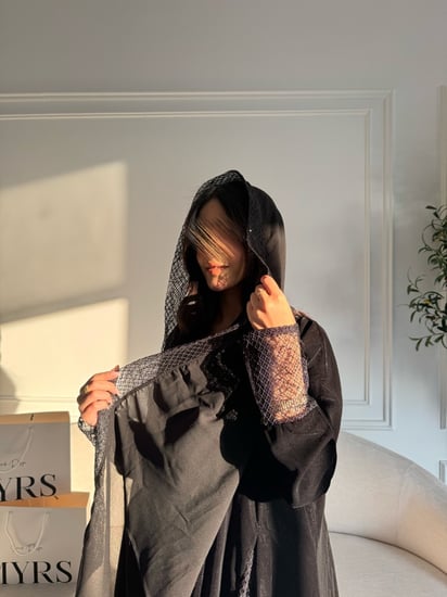 عباية قماش مخمل كوري مع تدخيلات ترتر مخرم شغل يدوي من مايرس MYRS