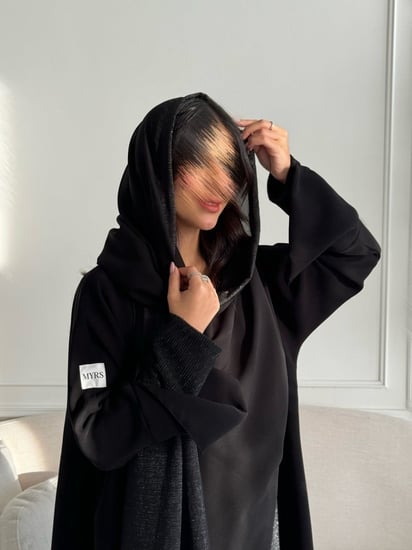 عباية قماش كريب مع تدخيلات قماش لمعه شامل الطرحه لون اسود من مايرس MYR