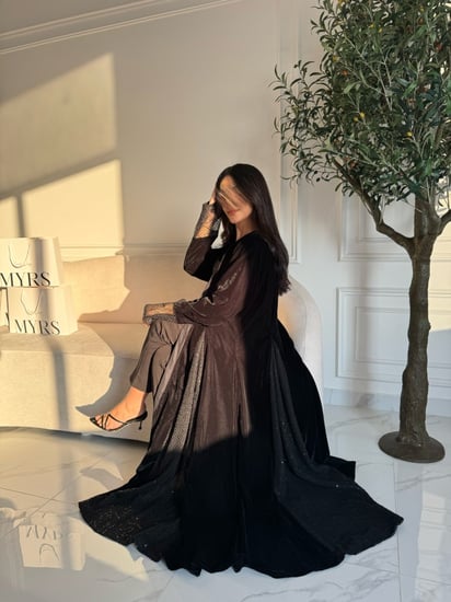 عباية قماش مخمل كوري مع تدخيلات ترتر مخرم شغل يدوي من مايرس MYRS