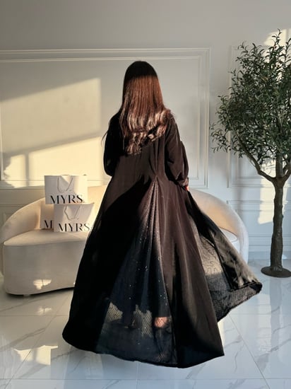 عباية قماش مخمل كوري مع تدخيلات ترتر مخرم شغل يدوي من مايرس MYRS