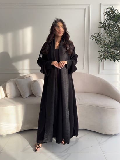 عباية قماش كريب مع تدخيلات قماش لمعه شامل الطرحه لون اسود من مايرس MYR