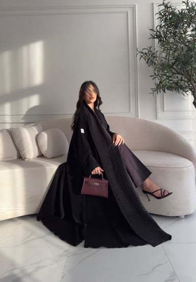 عباية قماش كريب مع تدخيلات قماش لمعه شامل الطرحه لون اسود من مايرس MYR