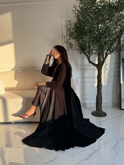 عباية قماش مخمل كوري مع تدخيلات ترتر مخرم شغل يدوي من مايرس MYRS