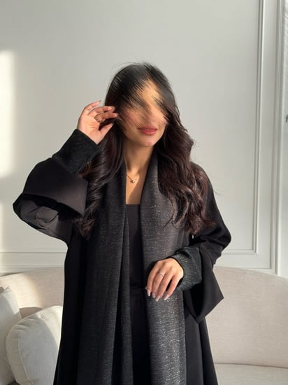 عباية قماش كريب مع تدخيلات قماش لمعه شامل الطرحه لون اسود من مايرس MYR