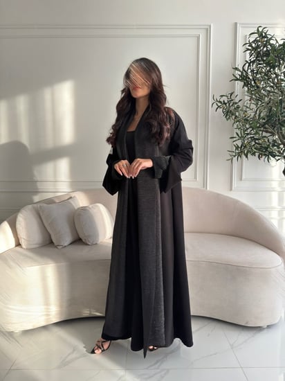 عباية قماش كريب مع تدخيلات قماش لمعه شامل الطرحه لون اسود من مايرس MYR