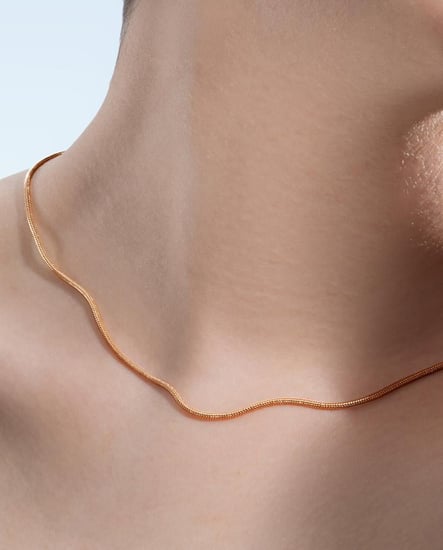 سلسال نسمة Snake Chain المموج على الرقبة بلمسة راقية