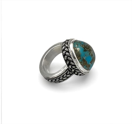 خاتم فيروز نيشابوري بصياغة نجرانية سلك ظفيرة