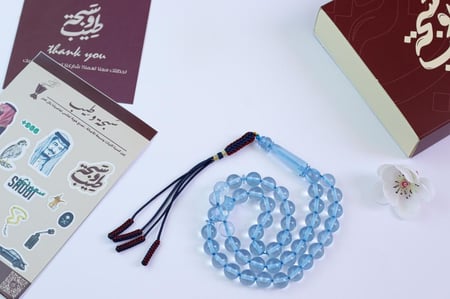 سبحة السحاب- بكلايت تفصال ، شفاف مع خيط سماوي مقاوم للقطع ، ٤٥ خرزه مع فواصل.