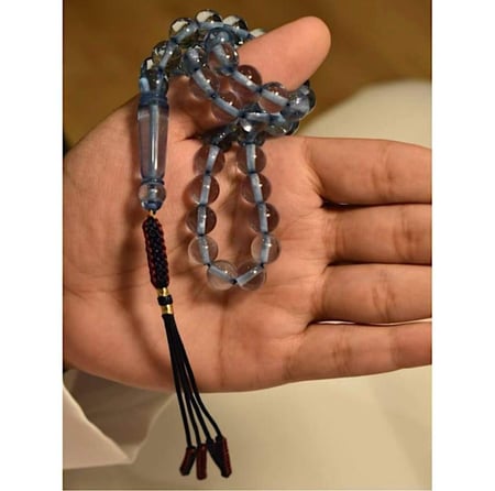 سبحة السحاب- بكلايت تفصال ، شفاف مع خيط سماوي مقاوم للقطع ، ٤٥ خرزه مع فواصل.