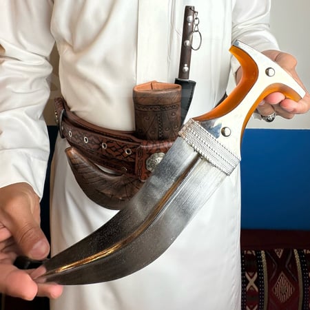 جنبية تراثية مع خدامة خوجة للزينة