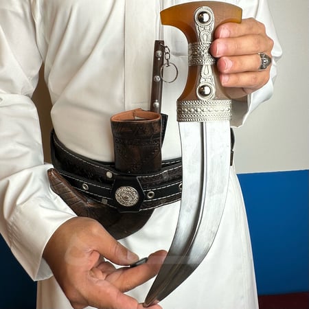 جنبية تراثية مع خدامة خوجة للزينة