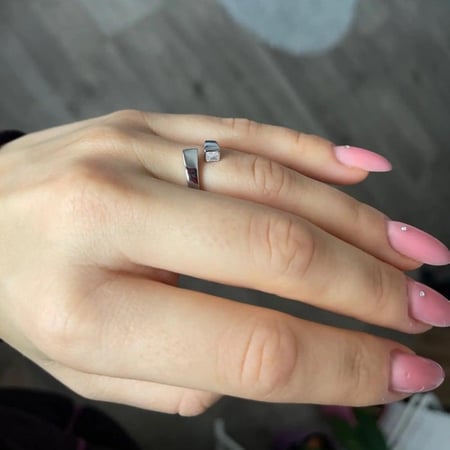 خاتم فضي المرصع بالكريستال