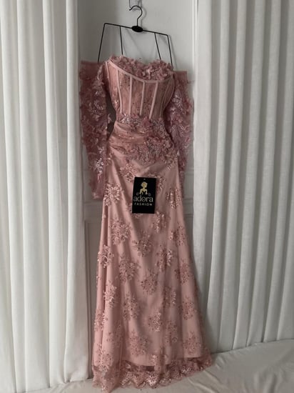 فستان دانتيل ورد بارز