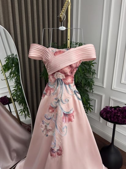 فستان سهرة وردي فاخر بتطريز زهري وتصميم أوف شولدر