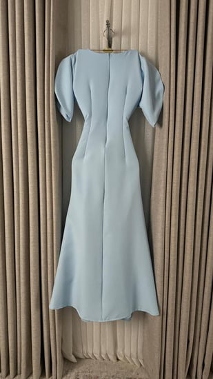 فستان أزرق سماوي مرصع بفصوص