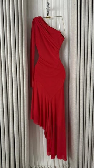 فستان أحمر ميدي بكتف واحد