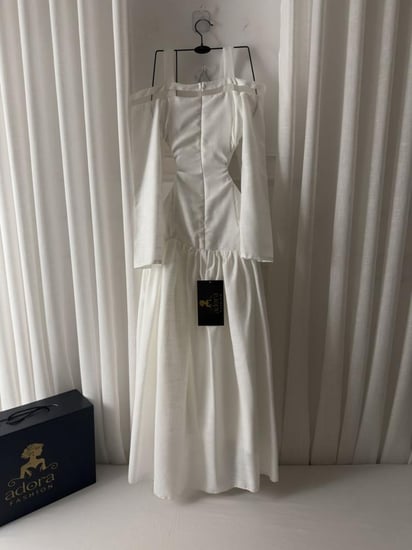 فستان ابيض اكمام