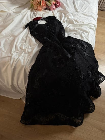 فستان أسود دانتيل بتصميم ملكي منفوش